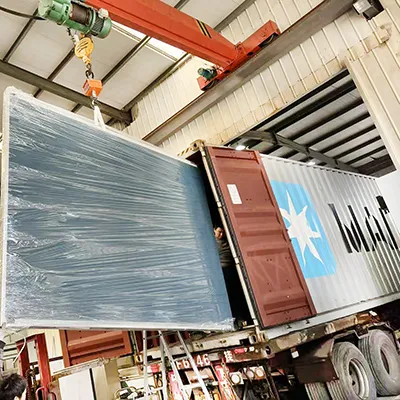 Dua Mesin Busa Dimuat Ke Dalam Kontainer Pada Hari Yang Sama